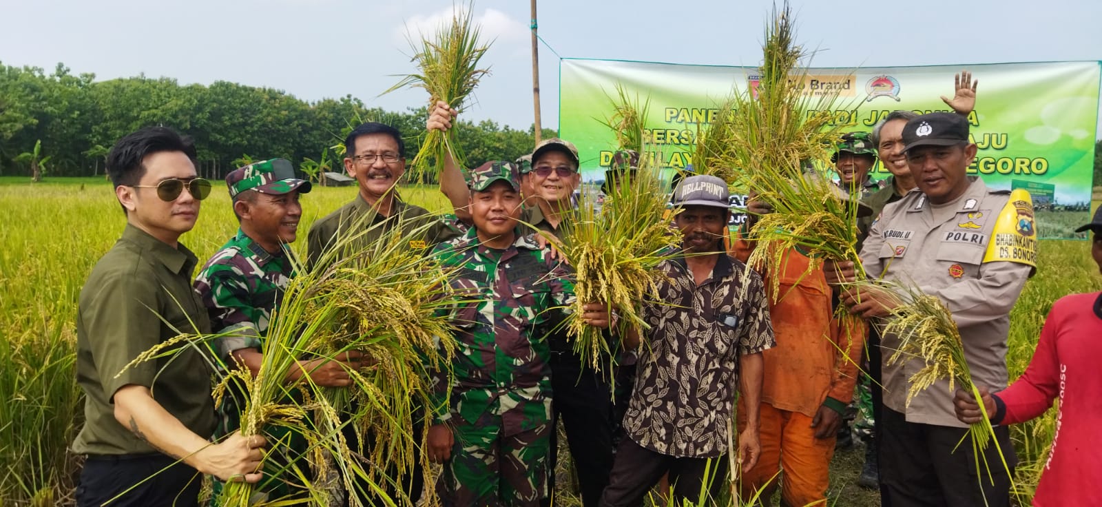 Tingkatkan Kesejahteraan Petani, Kodim Bojonegoro bersama ATM dan Poktan Ringintunggal Panen Raya Perdana Padi Japonica