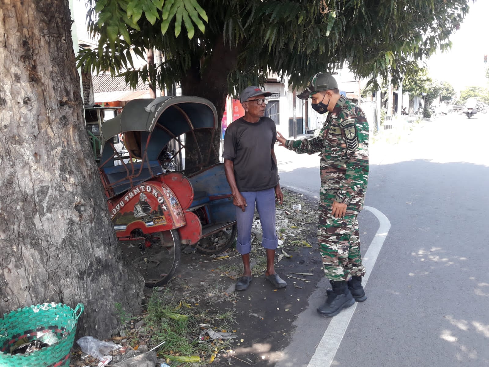 Tukang Becak Tak Luput Dari Sasaran Komsosnya Serka Sugiyono