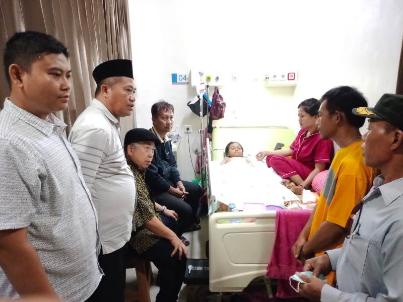 Alimin Abdullah Anggota DPR-RI Beri Bantuan kepada ZP Pasien Tersiram Air Panas