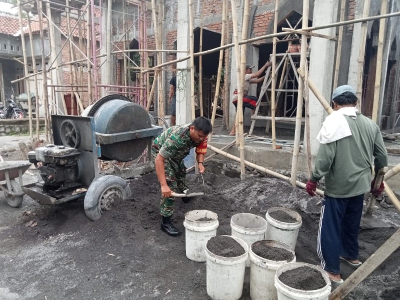 Peduli Sarana Tempat Ibadah, Babinsa Bantu Bangun Masjid