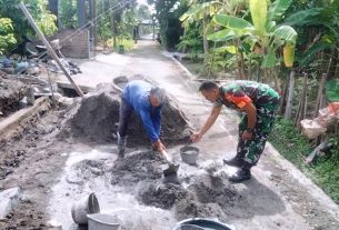 Babinsa Bantu Pembuatan Pondasi Rumah Milik Warga Binaan