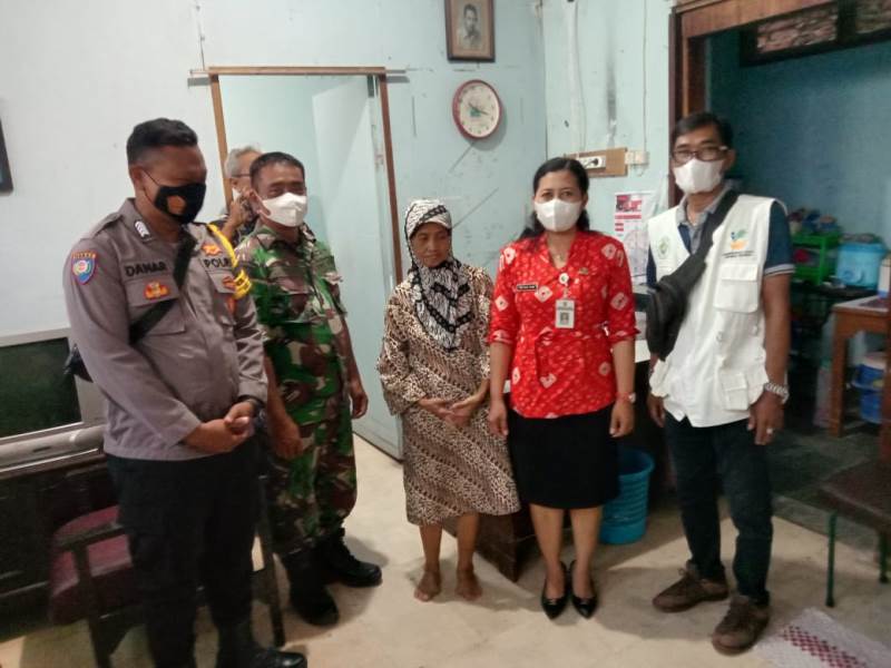 Babinsa, Bhabinkamtibmas & Staf Kelurahan Kratonan Blusukan ke Warga Lansia