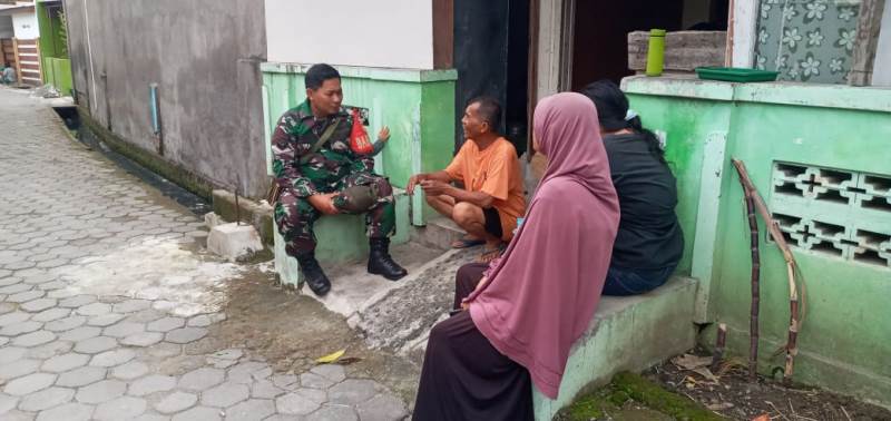 Sertu Rochani Babinsa Danukusuman Komsos dengan Warga Binaan