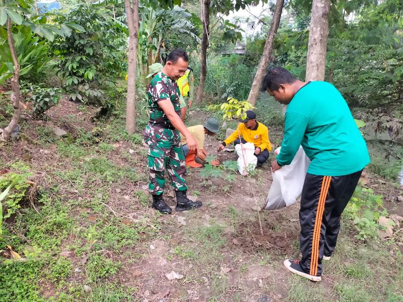 Babinsa Joyotakan Pelopori Kerja Bakti Perawatan Tanaman