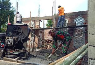 Bangun Rumah Ibadah, Babinsa Karanggeneng Gotong Royong bersama Warga