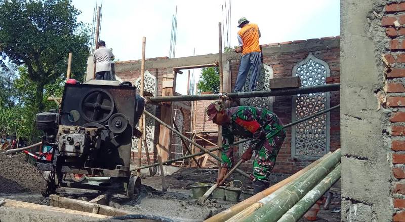 Bangun Rumah Ibadah, Babinsa Karanggeneng Gotong Royong bersama Warga