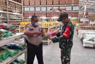 Babinsa Kelurahan Tipes Sidak Ketersediaan Stok Sembako di Lotte Mart