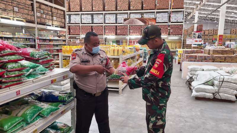 Babinsa Kelurahan Tipes Sidak Ketersediaan Stok Sembako di Lotte Mart