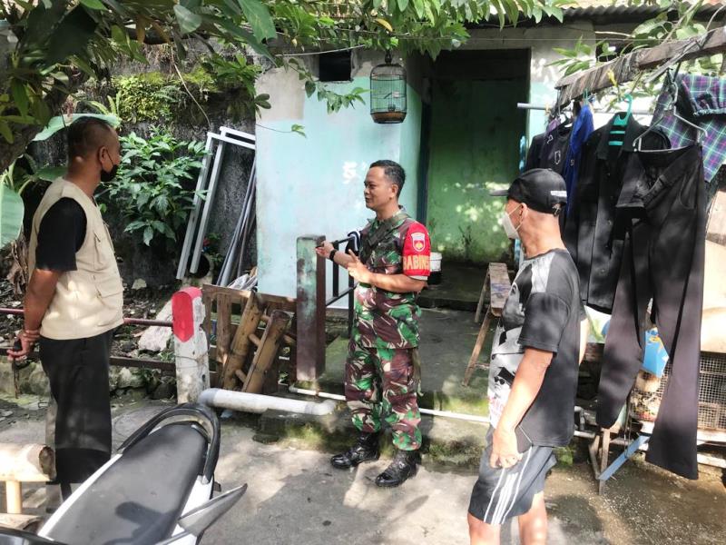 Babinsa Kepatihan Wetan Terjun Ke Lapangan Cek Fasilitas Umum MCK di Wilayah Binaan