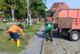 Babinsa Keprabon Pimpin Apel Pagi Dilanjutkan Kerja Bakti di Lapangan Pamedan Puro Mangkunegaran