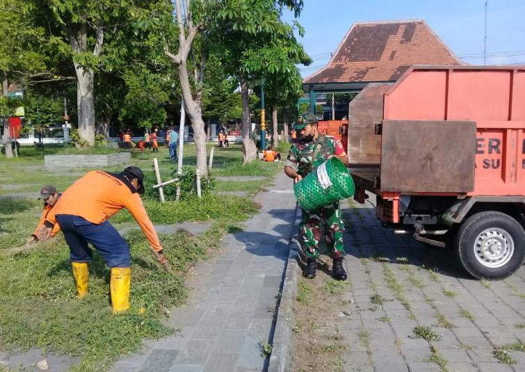 Babinsa Keprabon Pimpin Apel Pagi Dilanjutkan Kerja Bakti di Lapangan Pamedan Puro Mangkunegaran