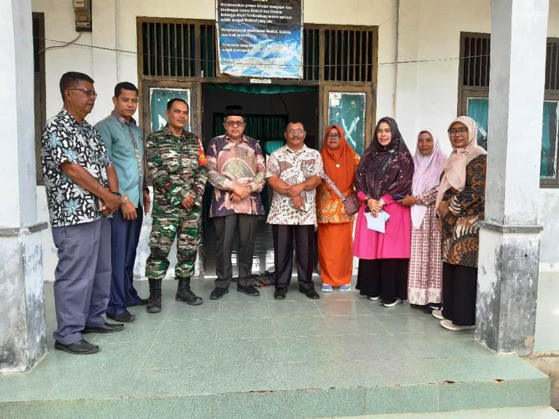 Dukung Program Pendidikan, Babinsa Koramil 01/Sungai Mas Dampingi Kunker Kadisdik Aceh Barat Ke Sekolah Pedalaman/Terpencil