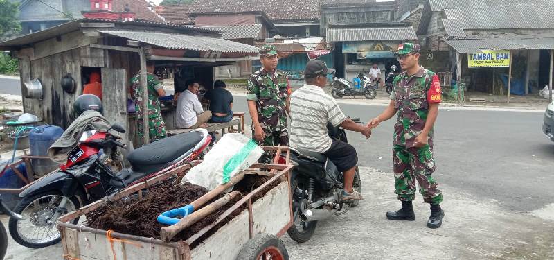 Babinsa Musuk Komsos dengan Tukang Ojek Pangkalan