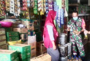 Jalinan Keakraban, Babinsa Ngemplak Komsos dengan Pedagang Pasar Gagan