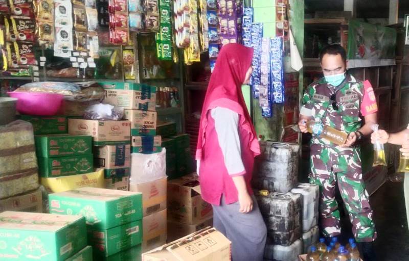 Jalinan Keakraban, Babinsa Ngemplak Komsos dengan Pedagang Pasar Gagan