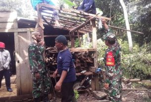 Babinsa Sambi Gotong Royong Bongkar Rumah Warga