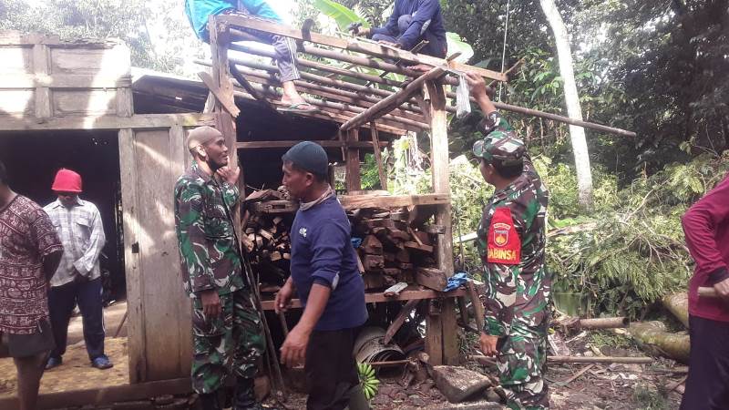 Babinsa Sambi Gotong Royong Bongkar Rumah Warga