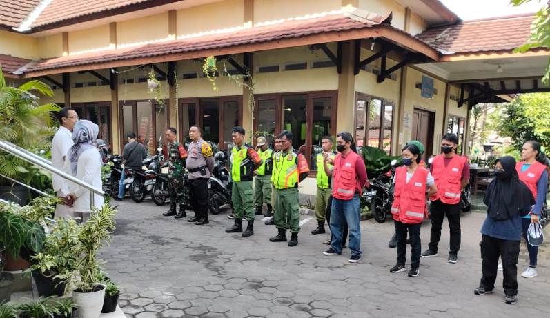 Babinsa Serengan Dampingi Petugas Kesehatan Susuri Kampung