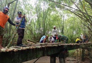 Babinsa Sumberrejo bersama Warga Sumuragung Kerja Bakti Perbaiki Jembatan