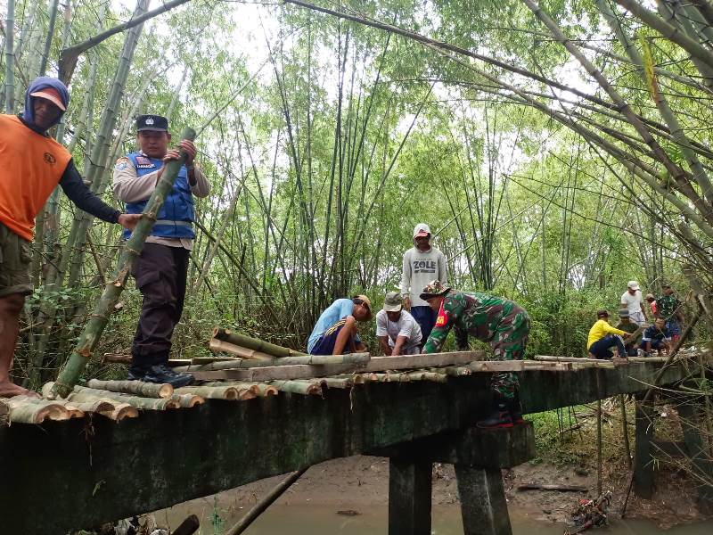 Babinsa Sumberrejo bersama Warga Sumuragung Kerja Bakti Perbaiki Jembatan