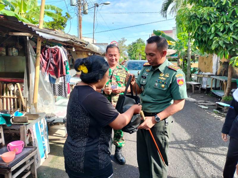 Bangun Silaturahmi, Dandim Solo Gelar Jum'at Berkah Bagikan Paket Sembako