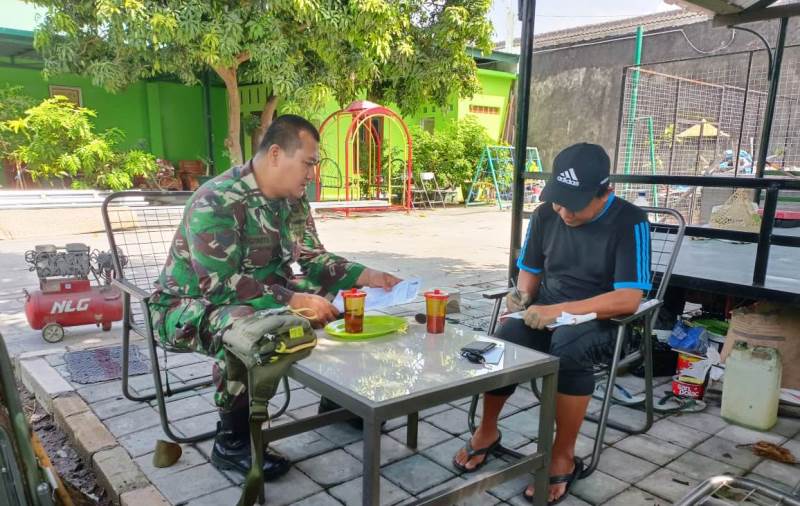 Begini Cara Babinsa Kelurahan Jajar Dalam Menjalin Keakraban dengan Warga