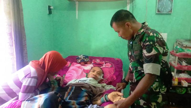 Besuk Warga Yang Sakit, Wujud Kepedulian Babinsa Terhadap Warga Binaannya