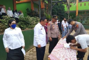 Cegah Kenakalan Remaja, Kapolsek Kemiling Pimpin Penandatangan Pakta Integritas dan Pembacaan Ikrar Siswa di SMKN 8