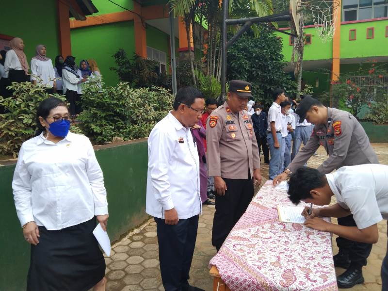 Cegah Kenakalan Remaja, Kapolsek Kemiling Pimpin Penandatangan Pakta Integritas dan Pembacaan Ikrar Siswa di SMKN 8