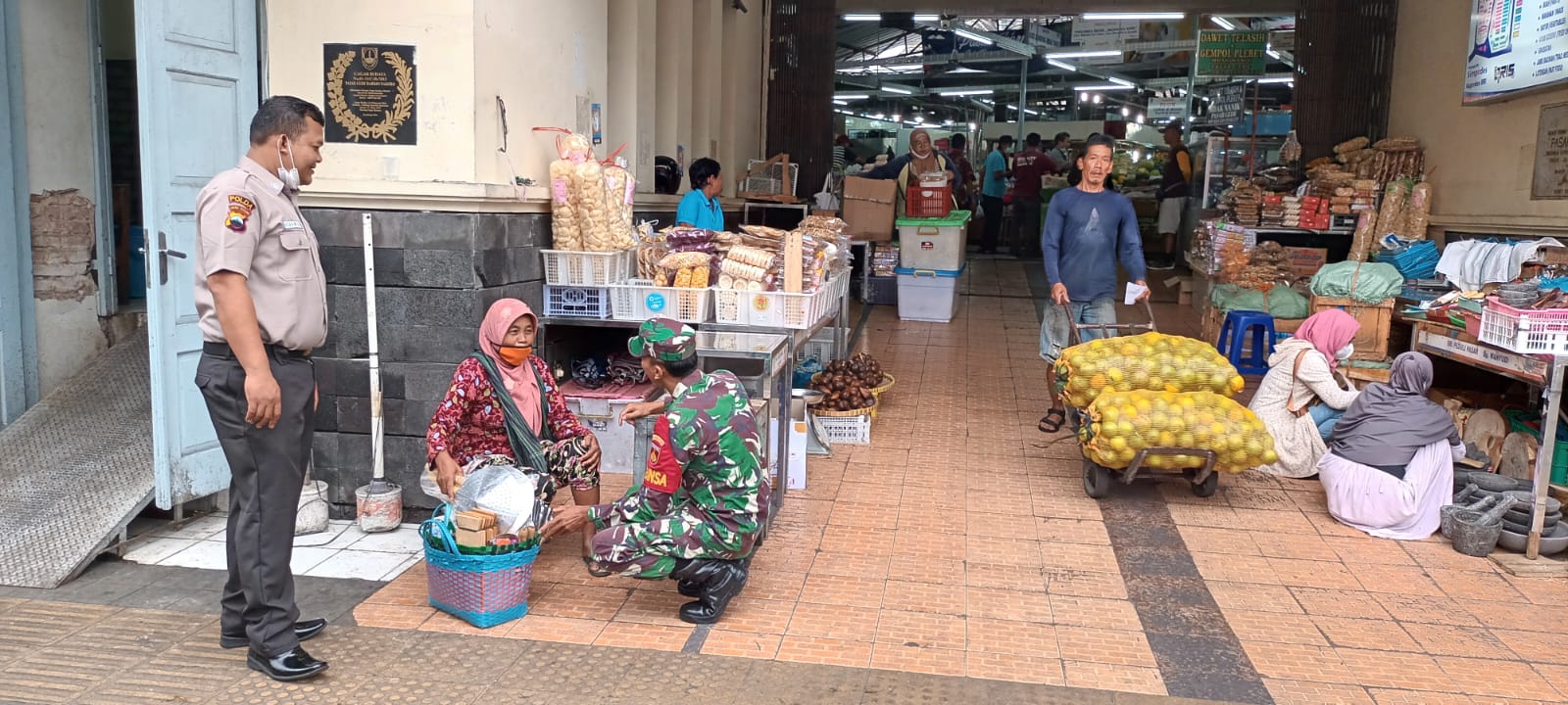Cek Kestabilan Harga Sembako, Babinsa Sudiroprajan Sambangi Pedagang Dan Pengunjung Pasar Gede Solo