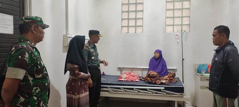 Dandim 0105/Abar Bersama Ketua Persit KCK Cabang XXVIII Jenguk Istri Prajurit Yang Diopname Di Rumah Sakit