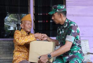 Dandim 0105/Abar Didampingi Pasiter Memberikan Bingkisan Sembako Kepada Veteran Johan Pahlawan Di HUT LVRI Yang Ke - 66