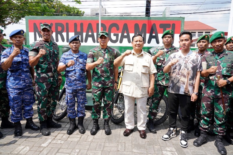 Danrem 074/Warastratama bersama Kasdam IV/Diponegoro Dampingi Kunker Menteri Pertahanan RI di Koramil 03/Serengan Kodim 0735/Ska