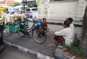 Di Pinggir Jalan Babinsa Purwosari Komsos Dengan Penjual Kerupuk Keliling Dan Tukang Parkir
