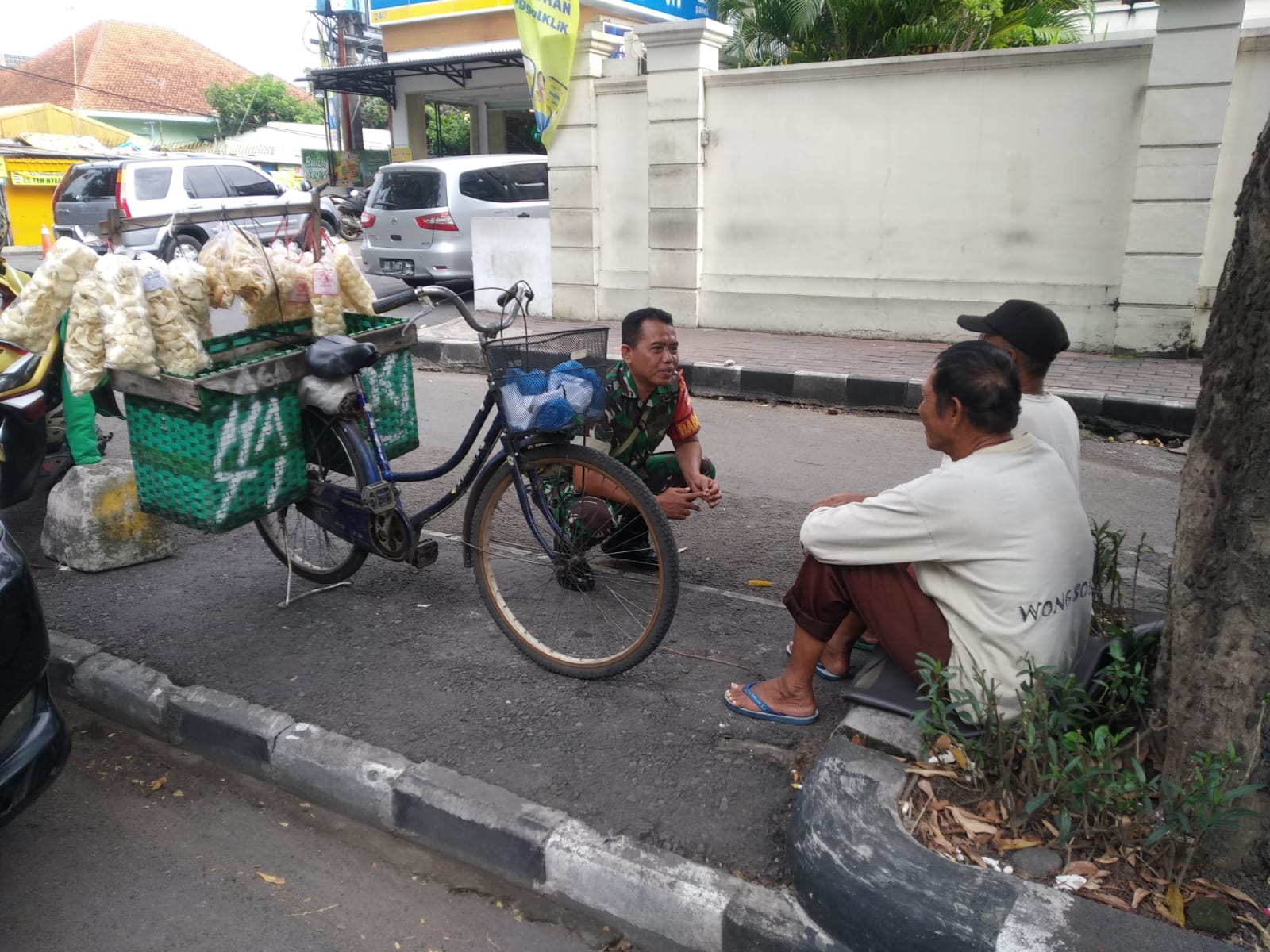 Di Pinggir Jalan Babinsa Purwosari Komsos Dengan Penjual Kerupuk Keliling Dan Tukang Parkir