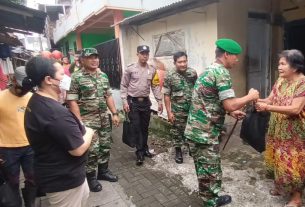 Door To Door, Dandim 0735/Surakarta Bagikan Paket Sembako Kepada Warga Masyarakat Kurang Mampu