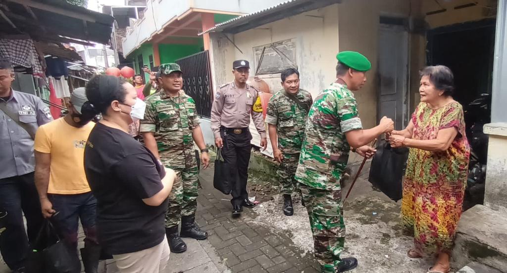 Door To Door, Dandim 0735/Surakarta Bagikan Paket Sembako Kepada Warga Masyarakat Kurang Mampu