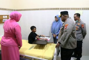 Empati dan Peduli, Kapolres Tulang Bawang Jenguk Keluarga Personel Yang Sedang Dirawat di RS