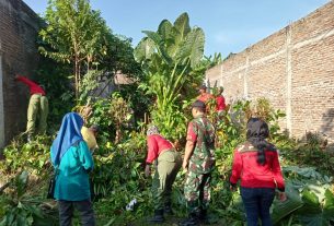 Gandeng Tim Saberling, Babinsa Kelurahan Banjarsari Kerja Bakti Bersihkan Lingkungan