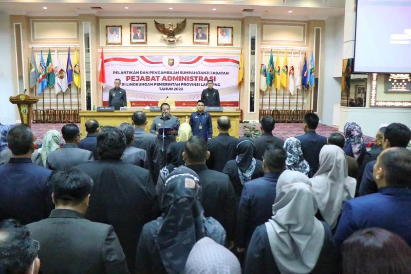 Sebanyak 105 Pejabat Administrator dan Pejabat Pengawas di Lingkungan Pemprov Lampung Dilantik dan Diambil Sumpah Jabatan Oleh Gubernur Lampung