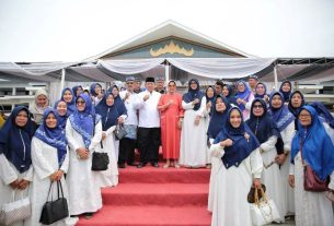 Gubernur Arinal dan Ibu Riana bersama Ribuan Masyarakat Hadiri Pengajian Akbar di Pesisir Barat