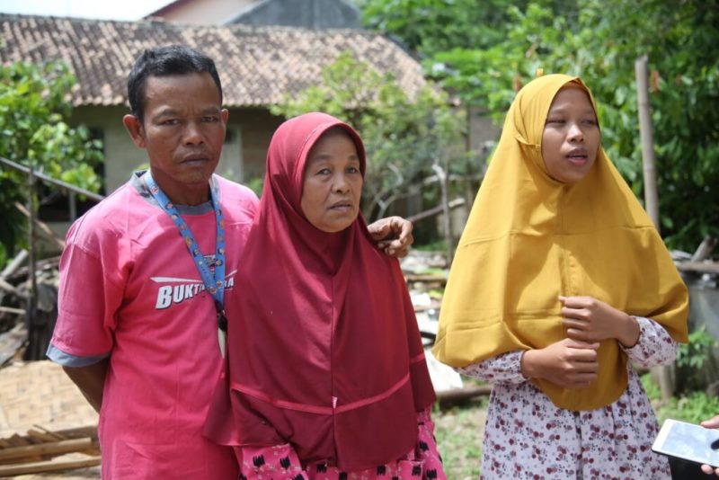 H. Nanang Ermanto Berikan Bantuan Bedah Rumah Kepada Warga di Kecamatan Sidomulyo