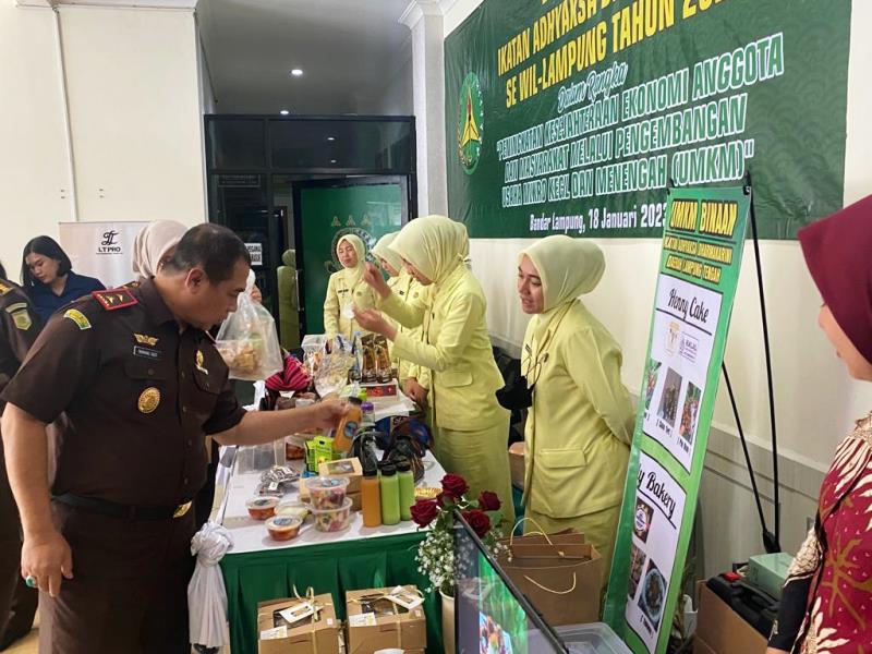 Ikatan Adhyaksa Dharmakarini Lampung Utara Pamerkan Produk UMKM Lokal