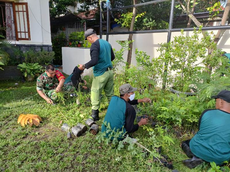 Jaga Kebersihan Lingkungan, Babinsa Jajar Bersama Staf Kelurahan Dan Linmas Laksanakan Kerja Bakti