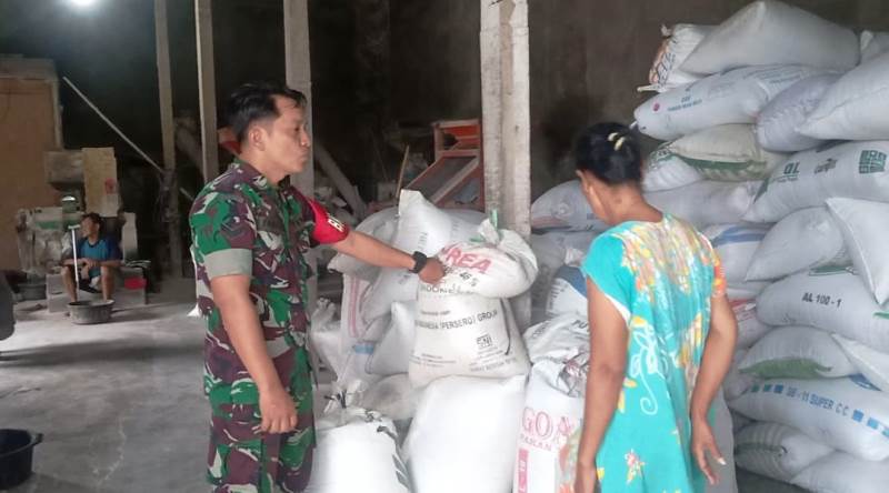 Jaga Ketahanan Pangan, Babinsa Cek Penggilingan Padi Wilayah Binaan