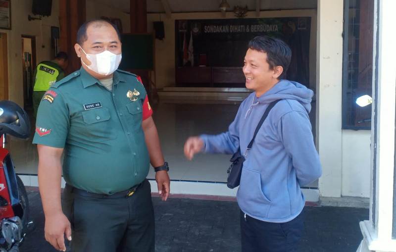 Jalin Keakraban, Babinsa Koramil 01/Laweyan Komsos dengan Warga Binaan