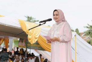 Ketua TP PKK Riana Sari Arinal Bersama Ribuan Jemaah Ikuti Pengajian Akbar Al-Hidayah di Lapangan Merdeka Seputih Banyak, Lampung Tengah