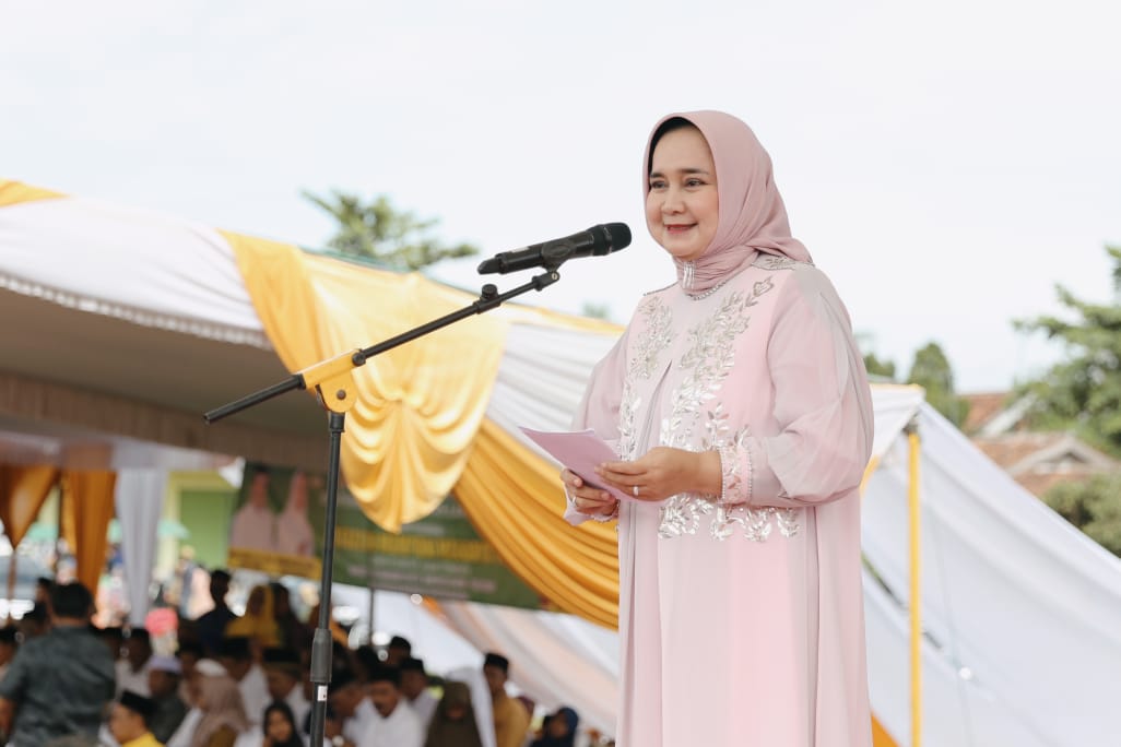 Ketua TP PKK Riana Sari Arinal Bersama Ribuan Jemaah Ikuti Pengajian Akbar Al-Hidayah di Lapangan Merdeka Seputih Banyak, Lampung Tengah