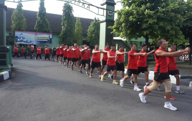 Kodim 0735/Surakarta Genjot Stamina Fisik Dengan Lari Aerobik Dan Olahraga Bersama