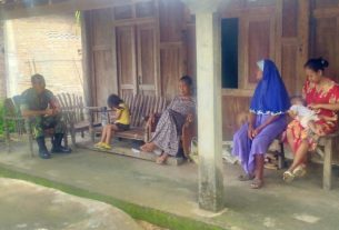 Komsos dengan Ibu-ibu, Babinsa Himbau Jaga Keharmonisan Rumah Tangga